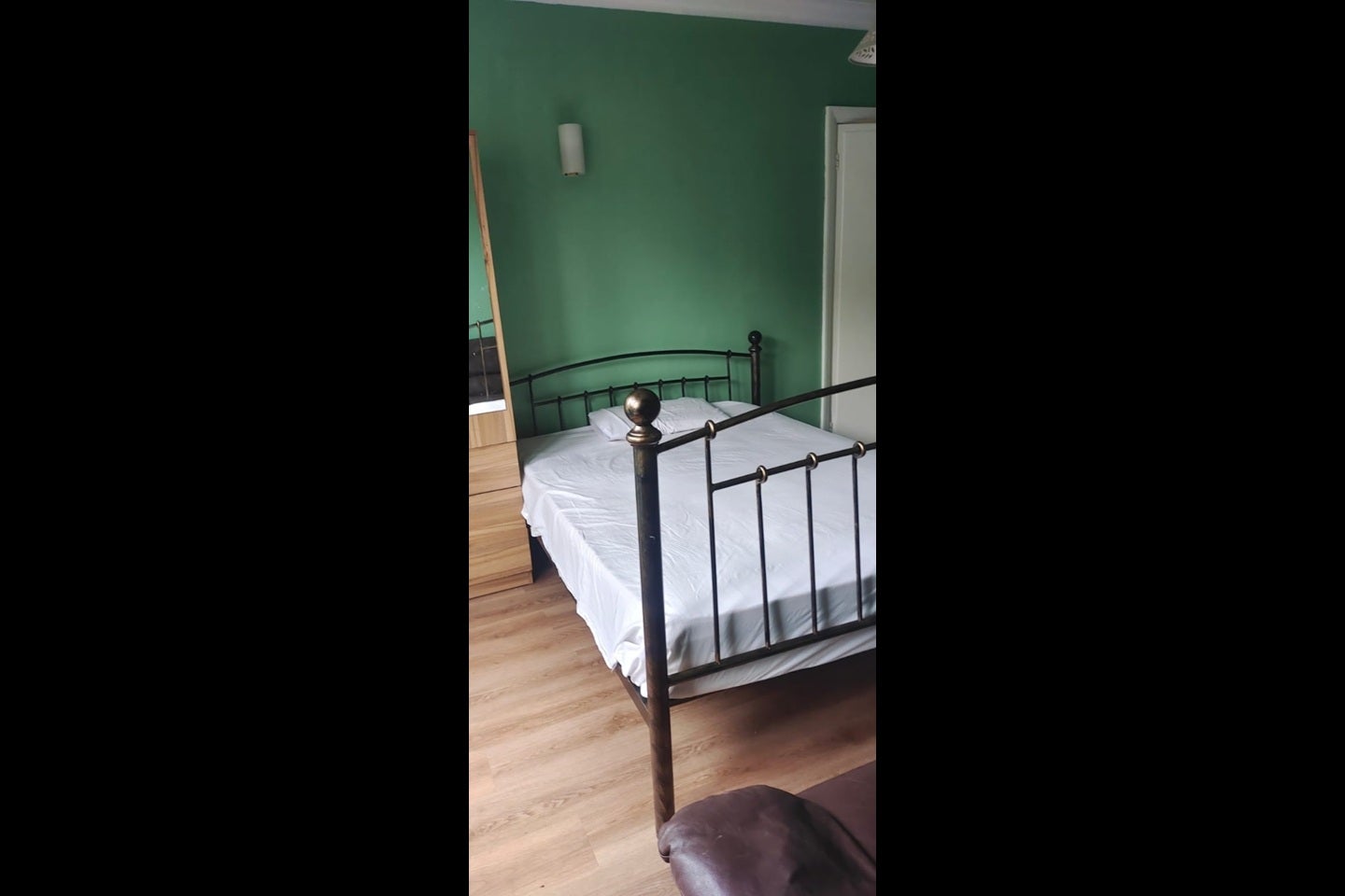 Room Cleveland Road in Greater London