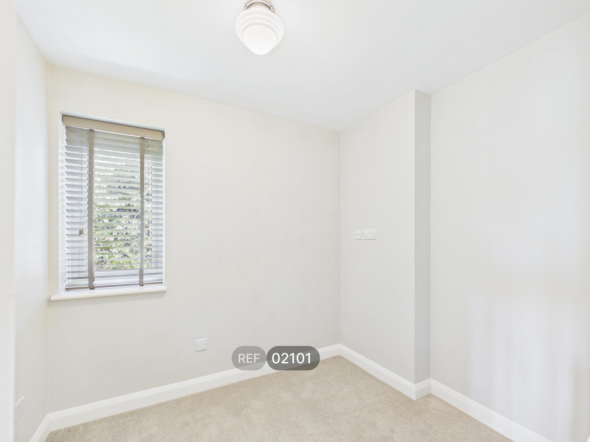 Flat Viceroy Close in Colchester