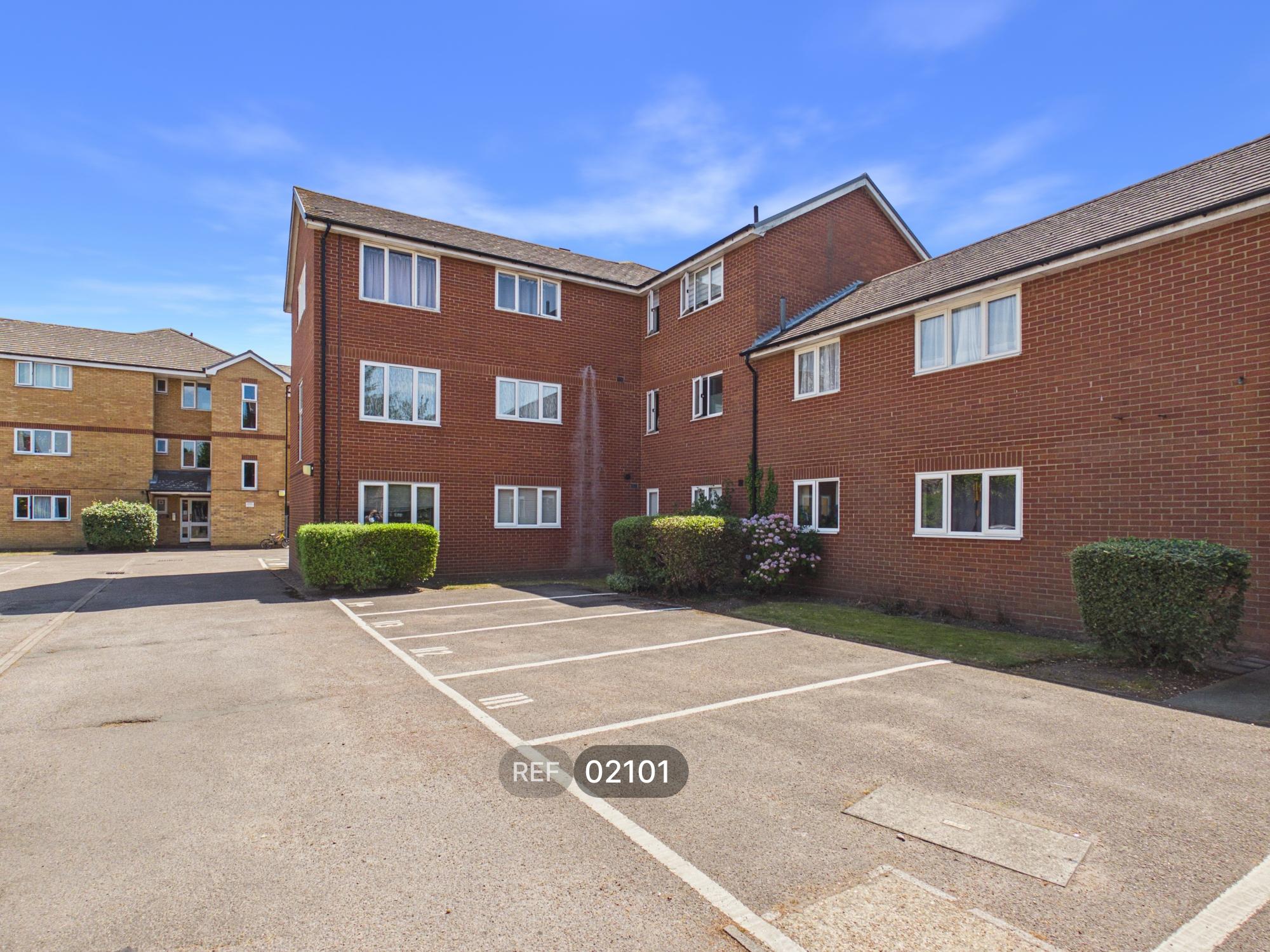 Flat Viceroy Close in Colchester