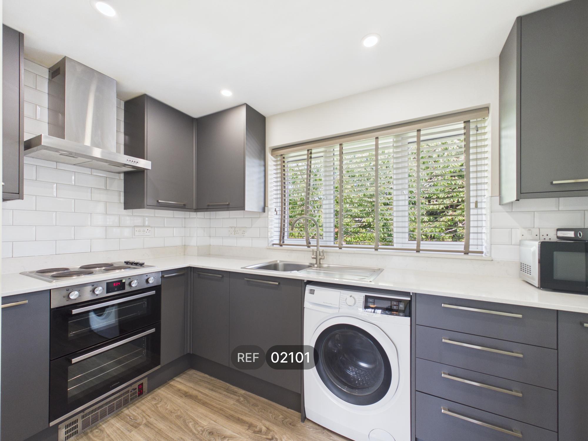 Flat Viceroy Close in Colchester