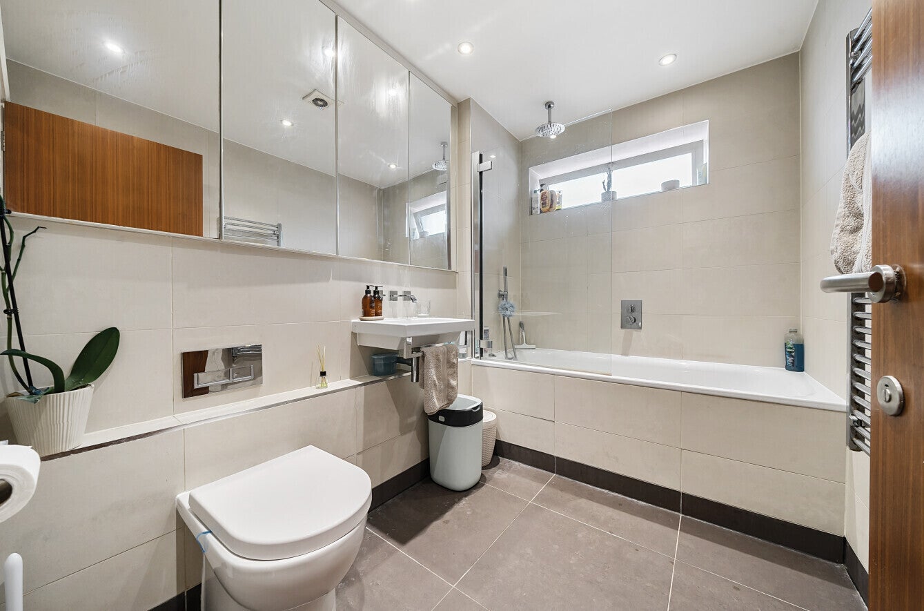 Flat Knoll Rise in Greater London