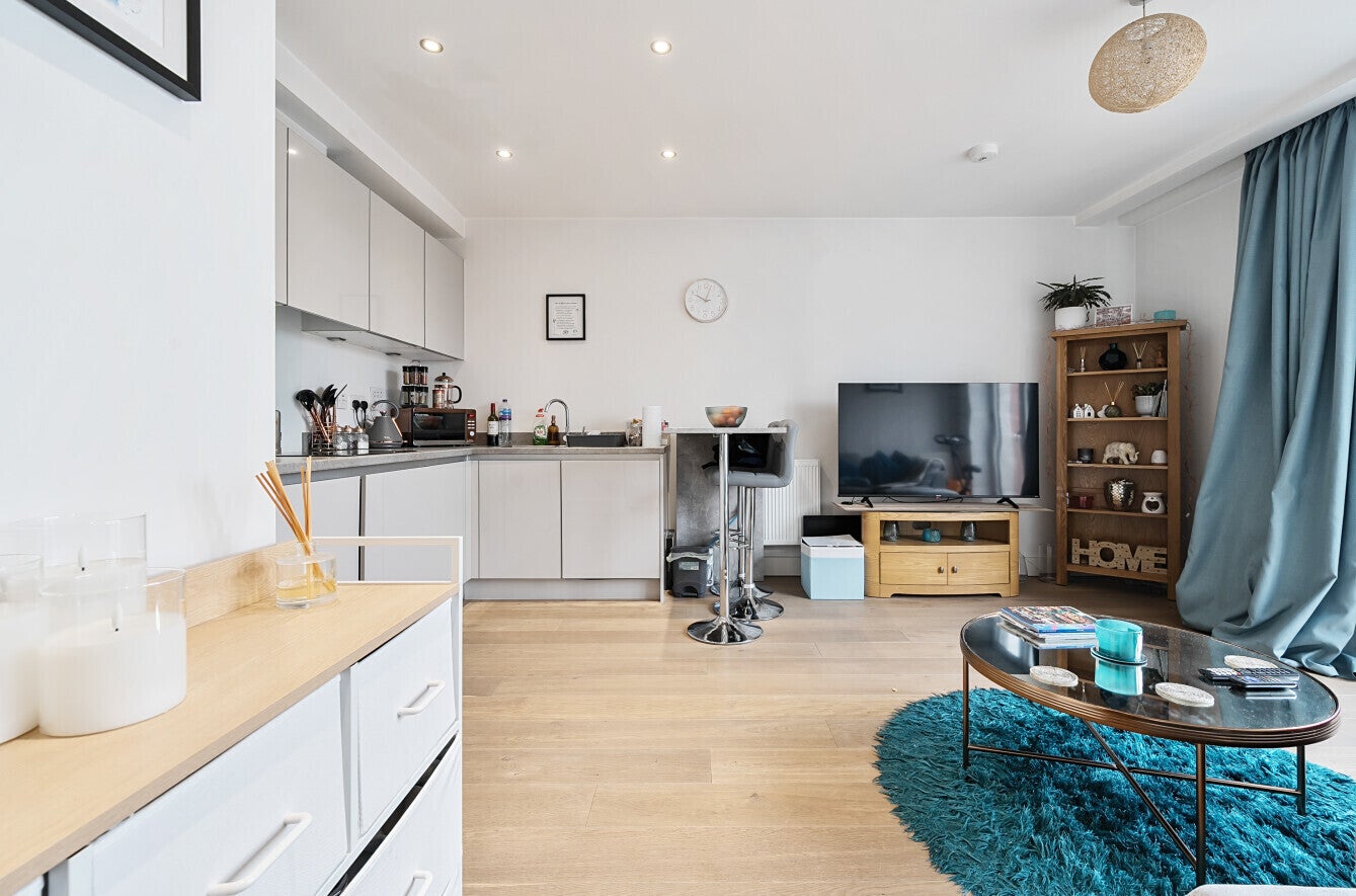 Flat Knoll Rise in Greater London