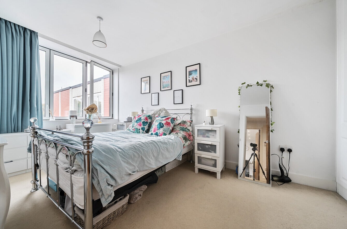 Flat Knoll Rise in Greater London