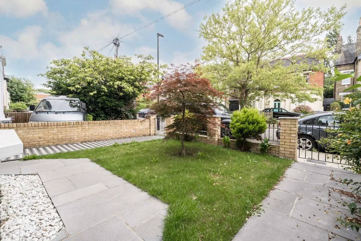 Flat Hopton Road in Greater London