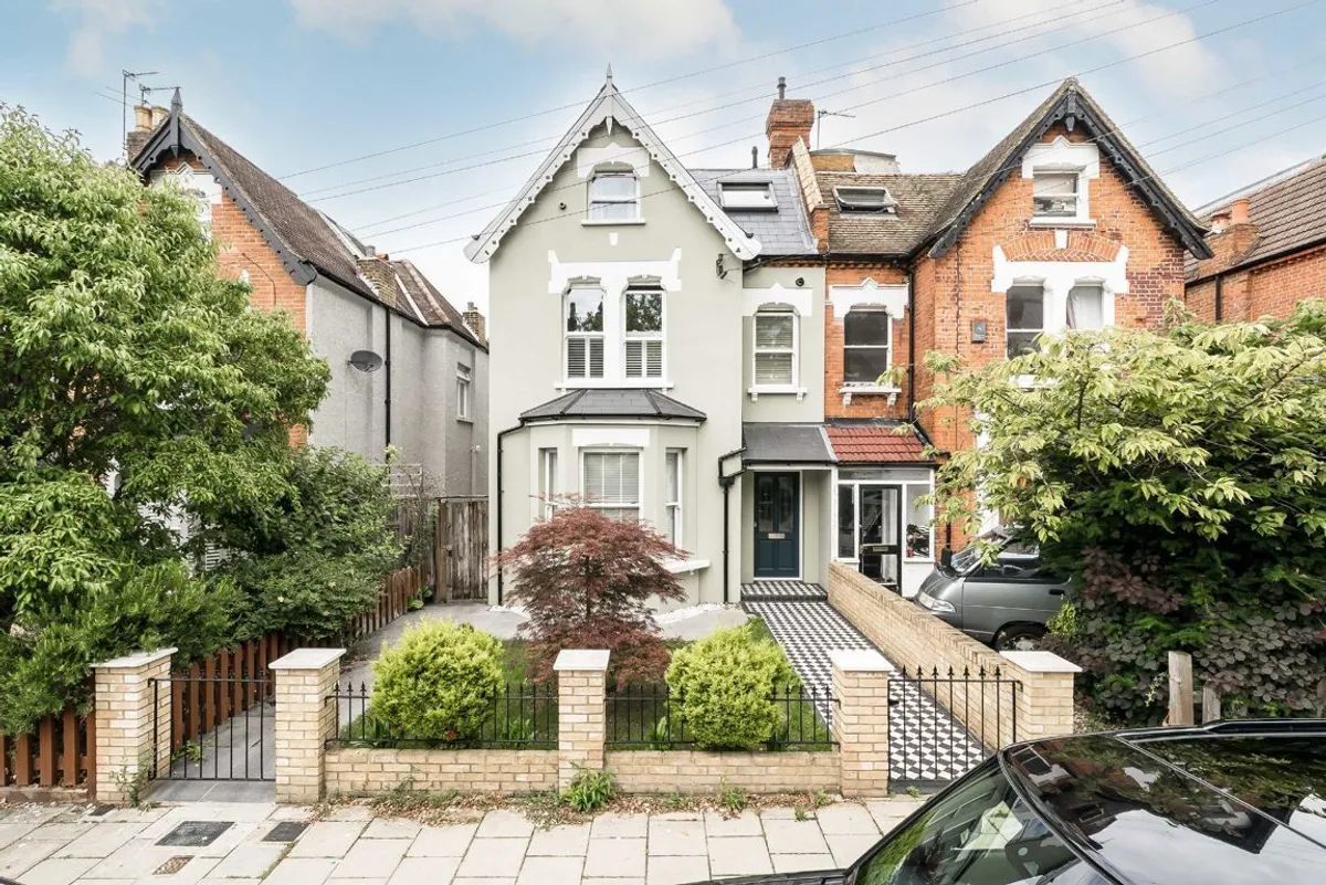 Flat Hopton Road in Greater London