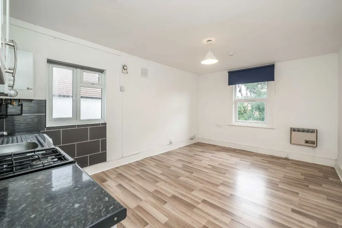 Flat Hopton Road in Greater London
