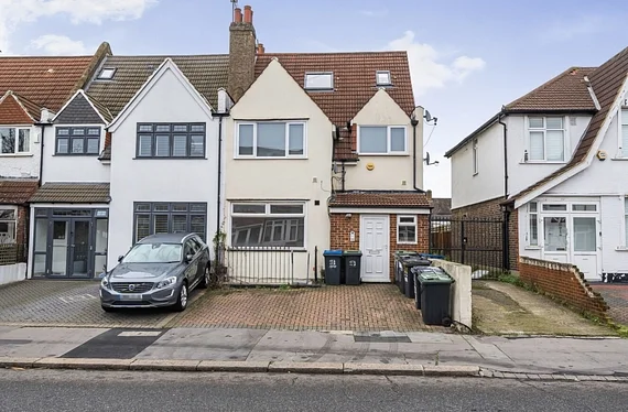 Flat Norbury Crescent in Greater London