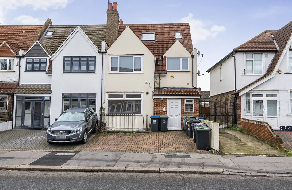 Flat Norbury Crescent in Greater London