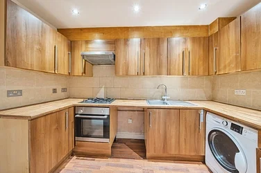 Flat Norbury Crescent in Greater London