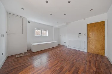 Flat Norbury Crescent in Greater London