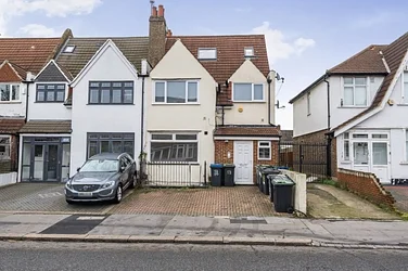 Flat Norbury Crescent in Greater London