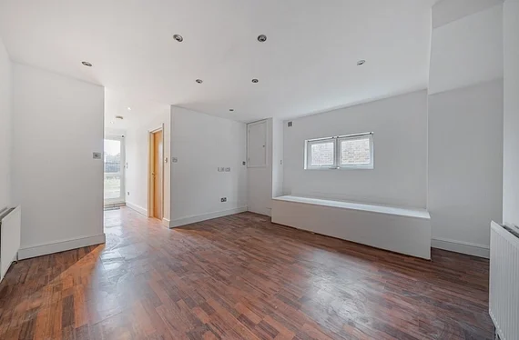 Flat Norbury Crescent in Greater London