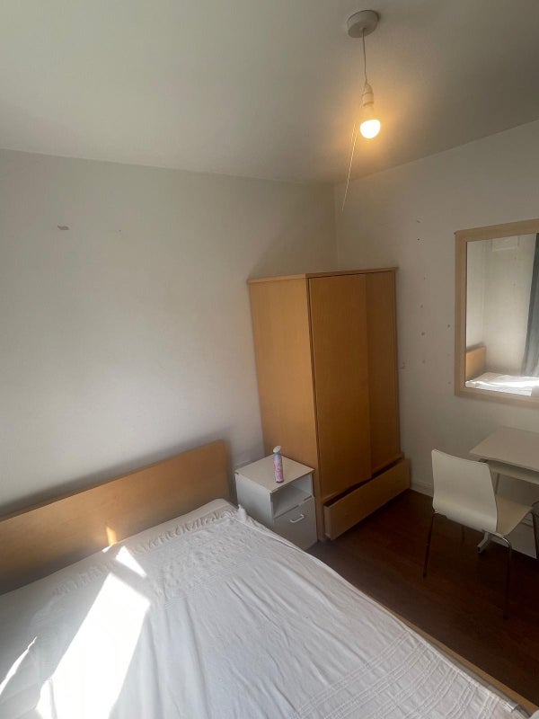 Room Meadow Road in Greater London
