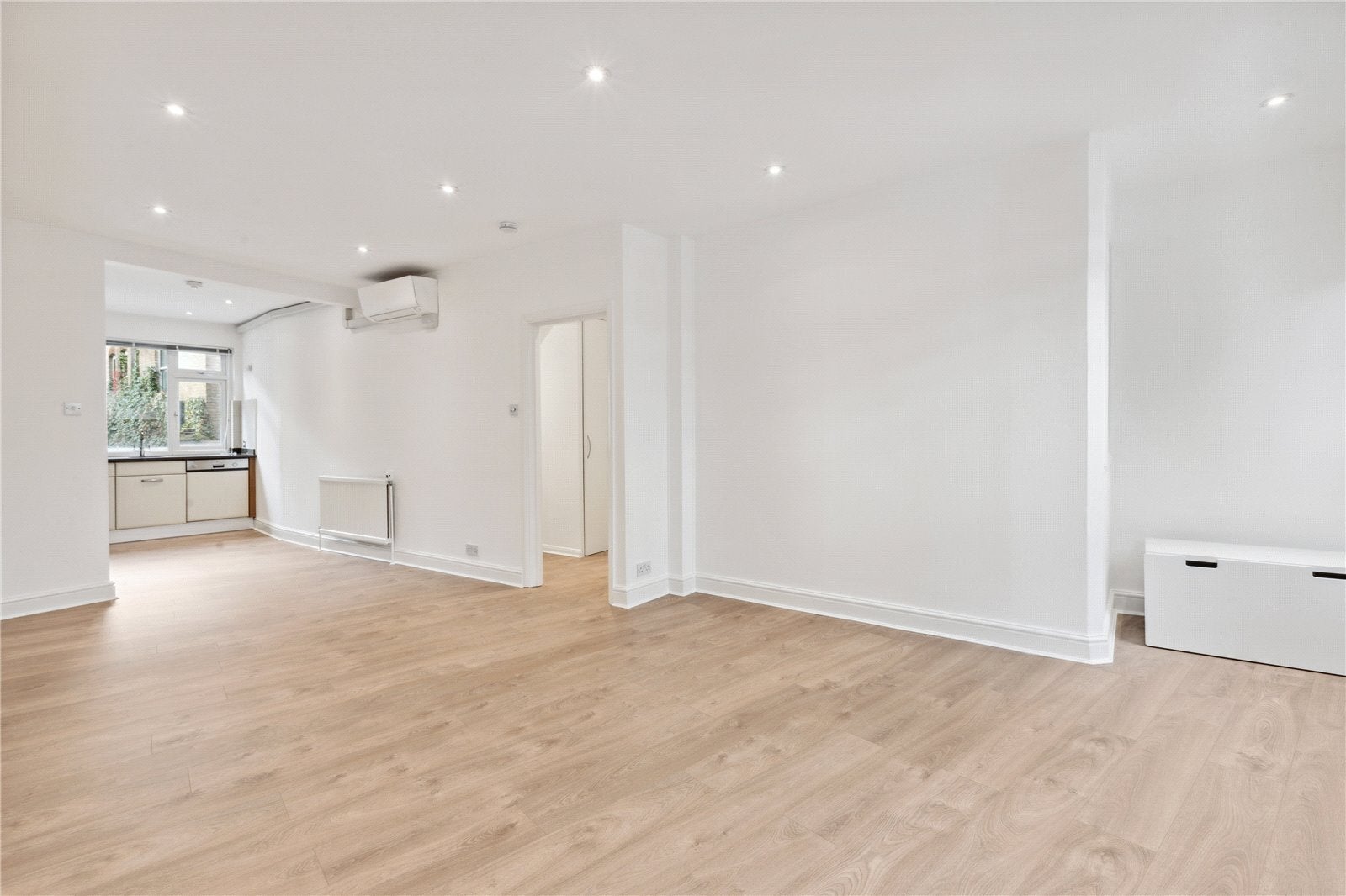 Flat Kensington High Street in Greater London