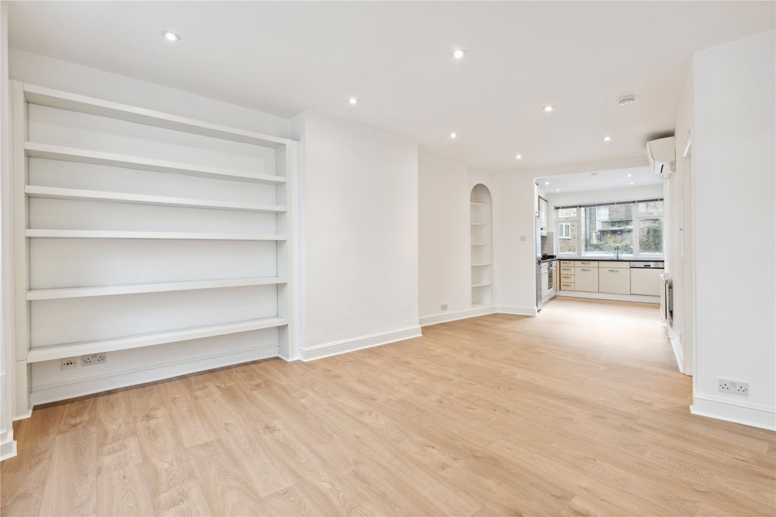 Flat Kensington High Street in Greater London
