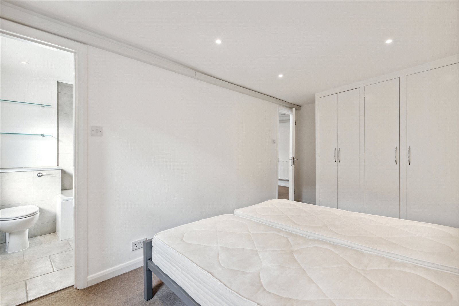 Flat Kensington High Street in Greater London