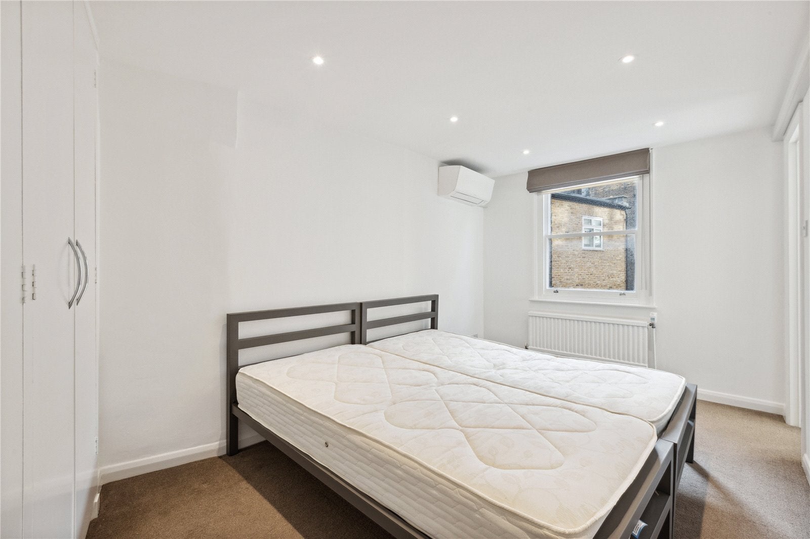 Flat Kensington High Street in Greater London