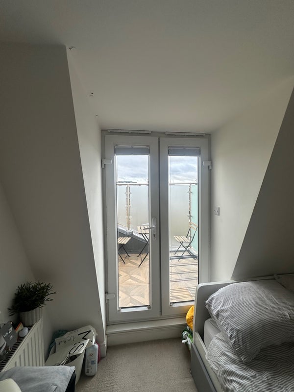 Room Kelmscott Road in Greater London