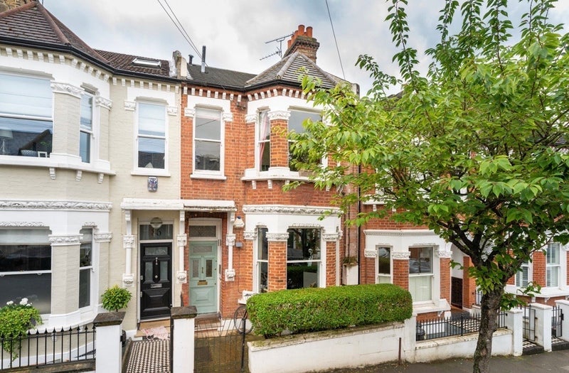 Room Kelmscott Road in Greater London