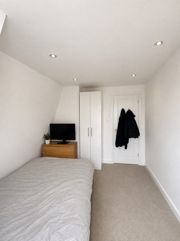 Room Kelmscott Road in Greater London