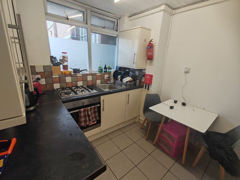 Room Buckland Street in Greater London