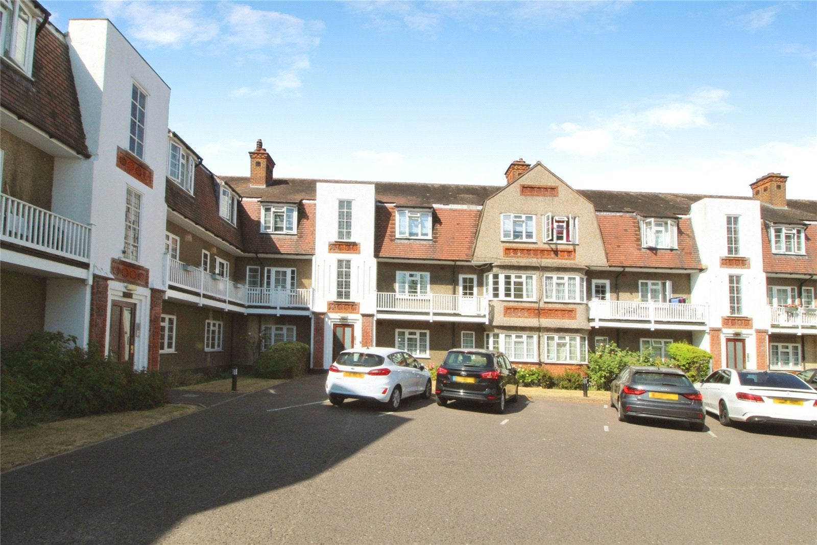 Flat Clovelly Court in Greater London
