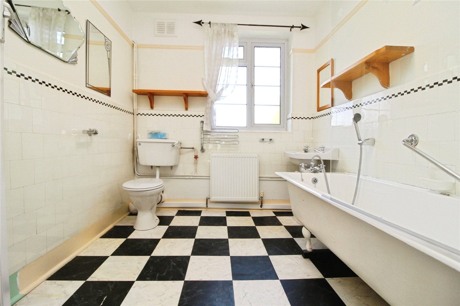 Flat Clovelly Court in Greater London