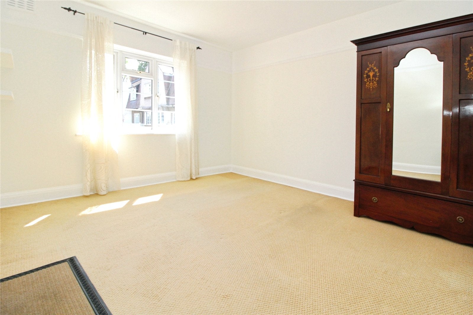 Flat Clovelly Court in Greater London