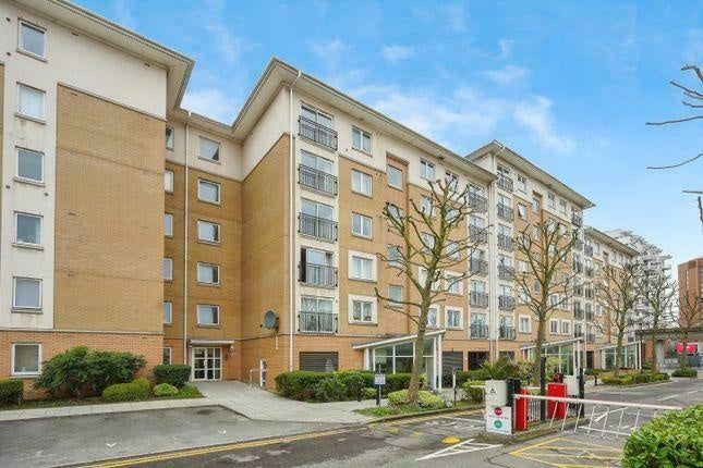 Room Newport Avenue in Greater London