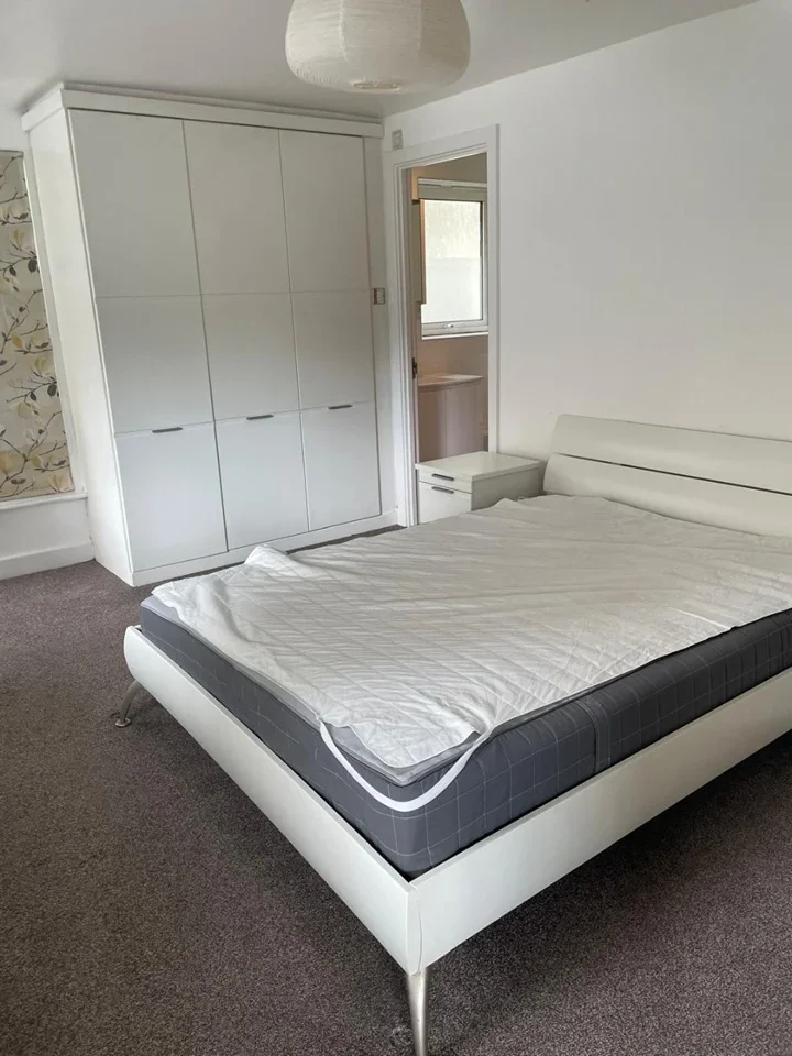 Room Newport Avenue in Greater London