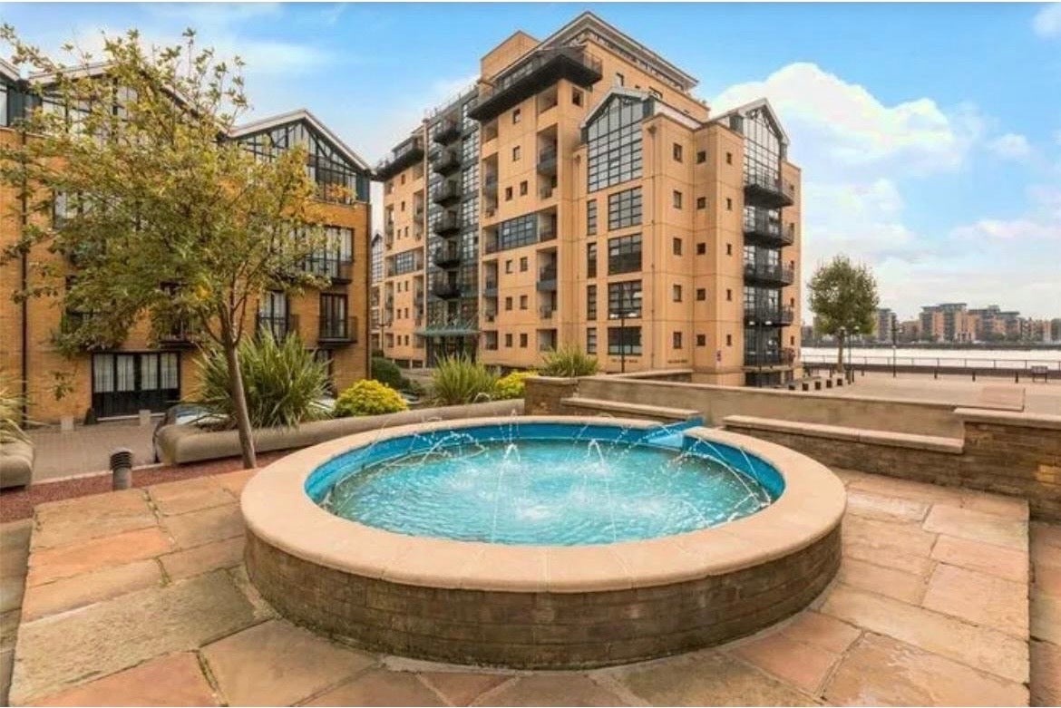 Flat Westferry Road in Greater London