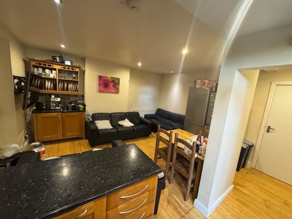 Flat Heathside Road in Manchester