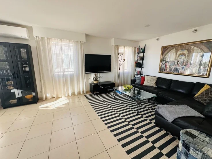 Flat Avenue Saint-Nicolas in Cannes