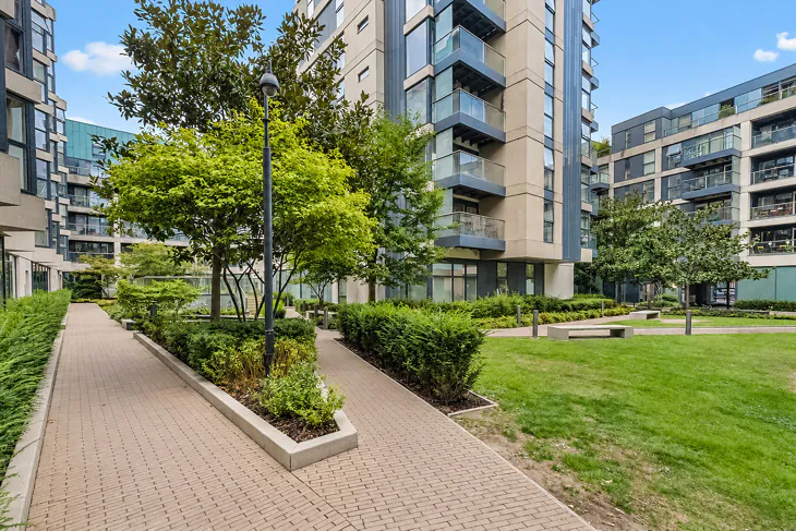 Flat Dance Square in Greater London
