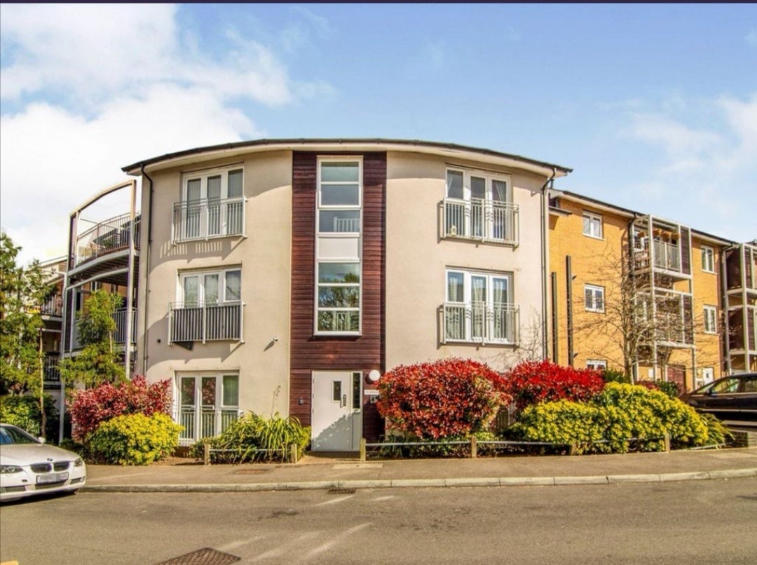 Flat Hengist Way in Greater London