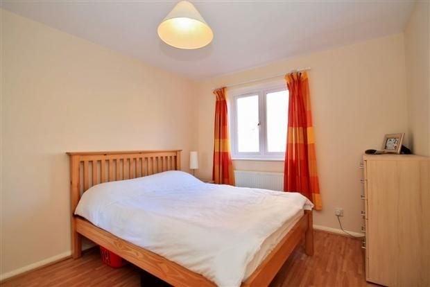 Flat Crosslet Vale in Greater London