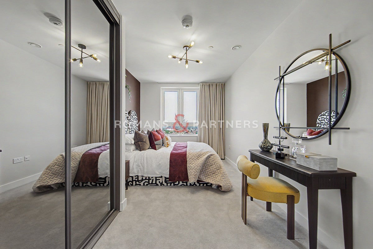 Flat Chequers Lane in Greater London