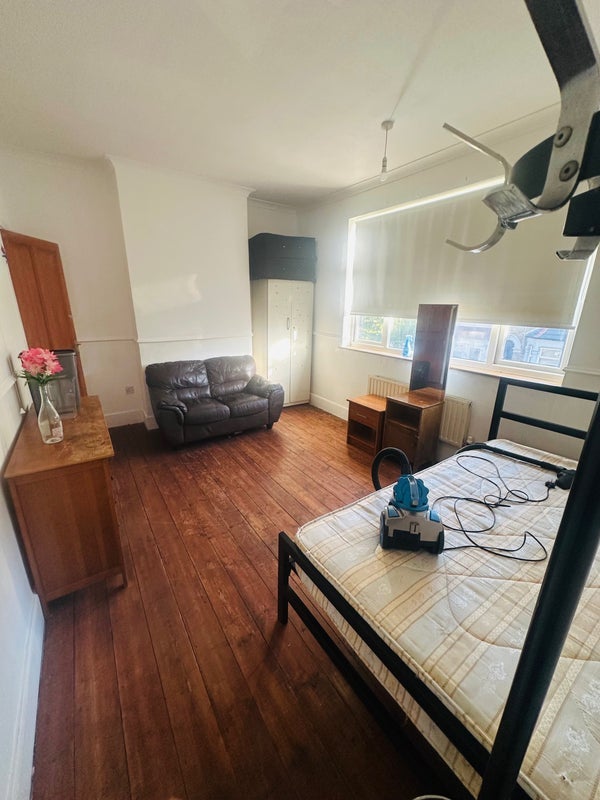 Room St Albans Avenue in Greater London