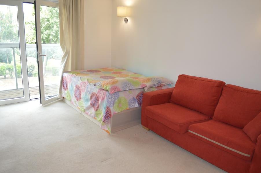 Flat Empire Way in Greater London