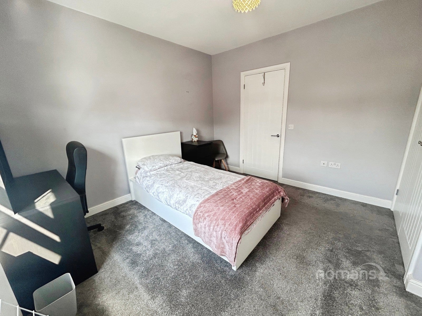 Room Grovelands Road in Reading