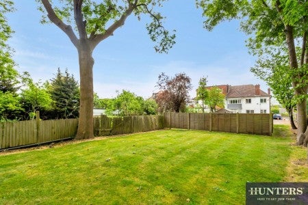 Flat Hendon Way in Greater London