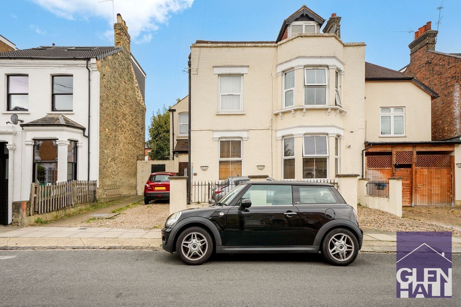 Flat Friern Barnet Road in Greater London