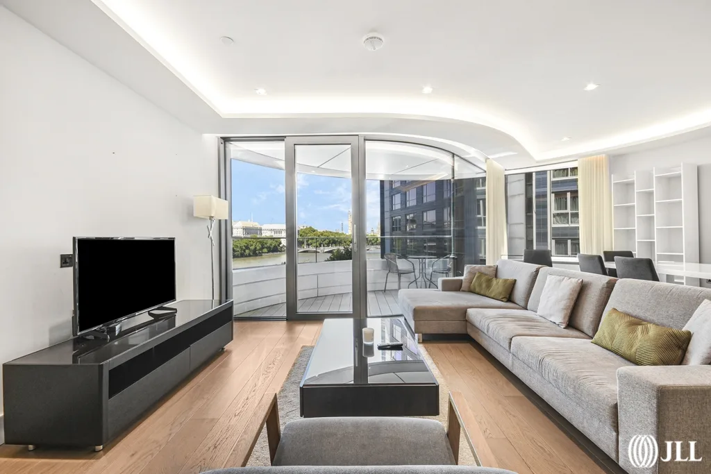 Flat Albert Embankment in Greater London