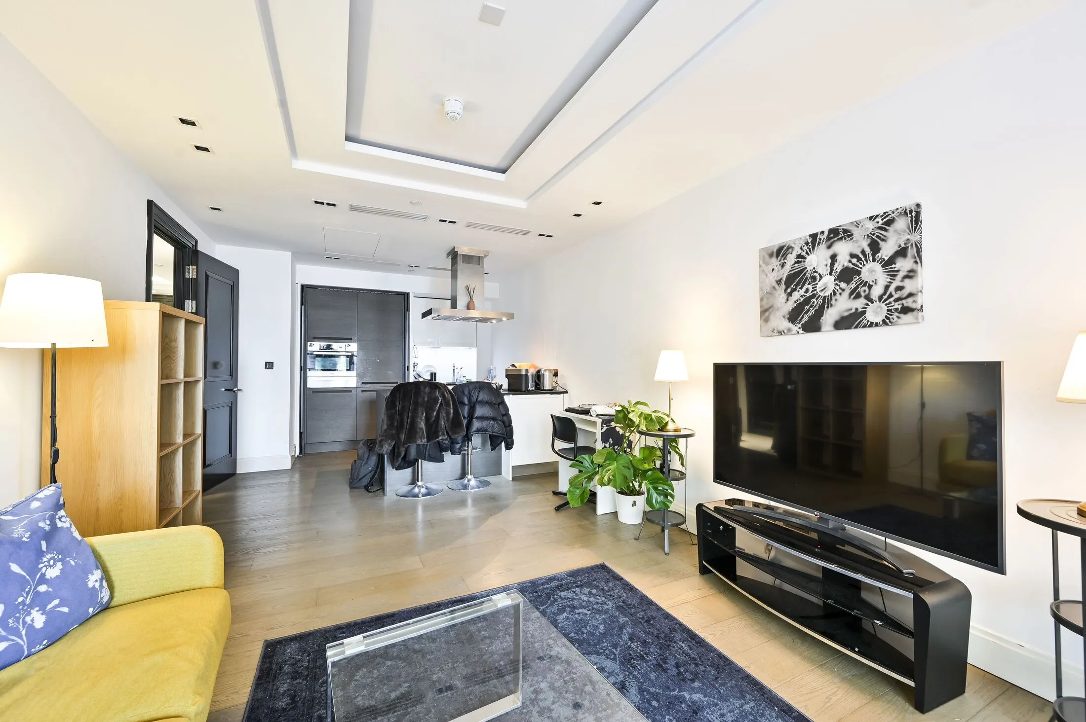Flat Kensington High Street in Greater London