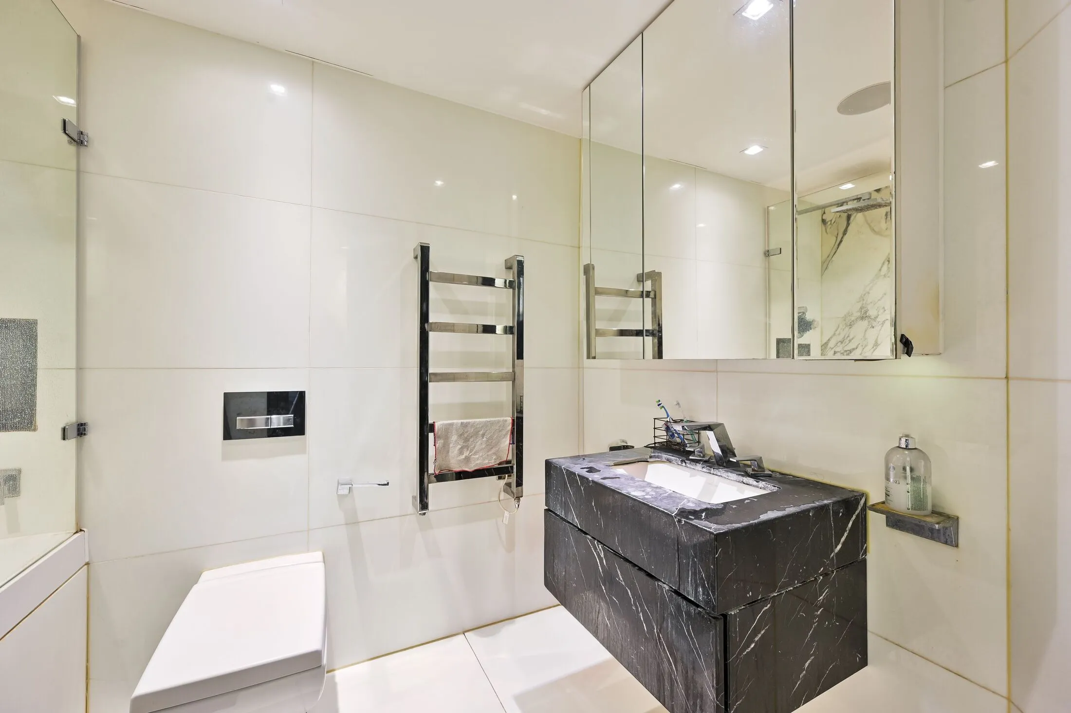 Flat Kensington High Street in Greater London