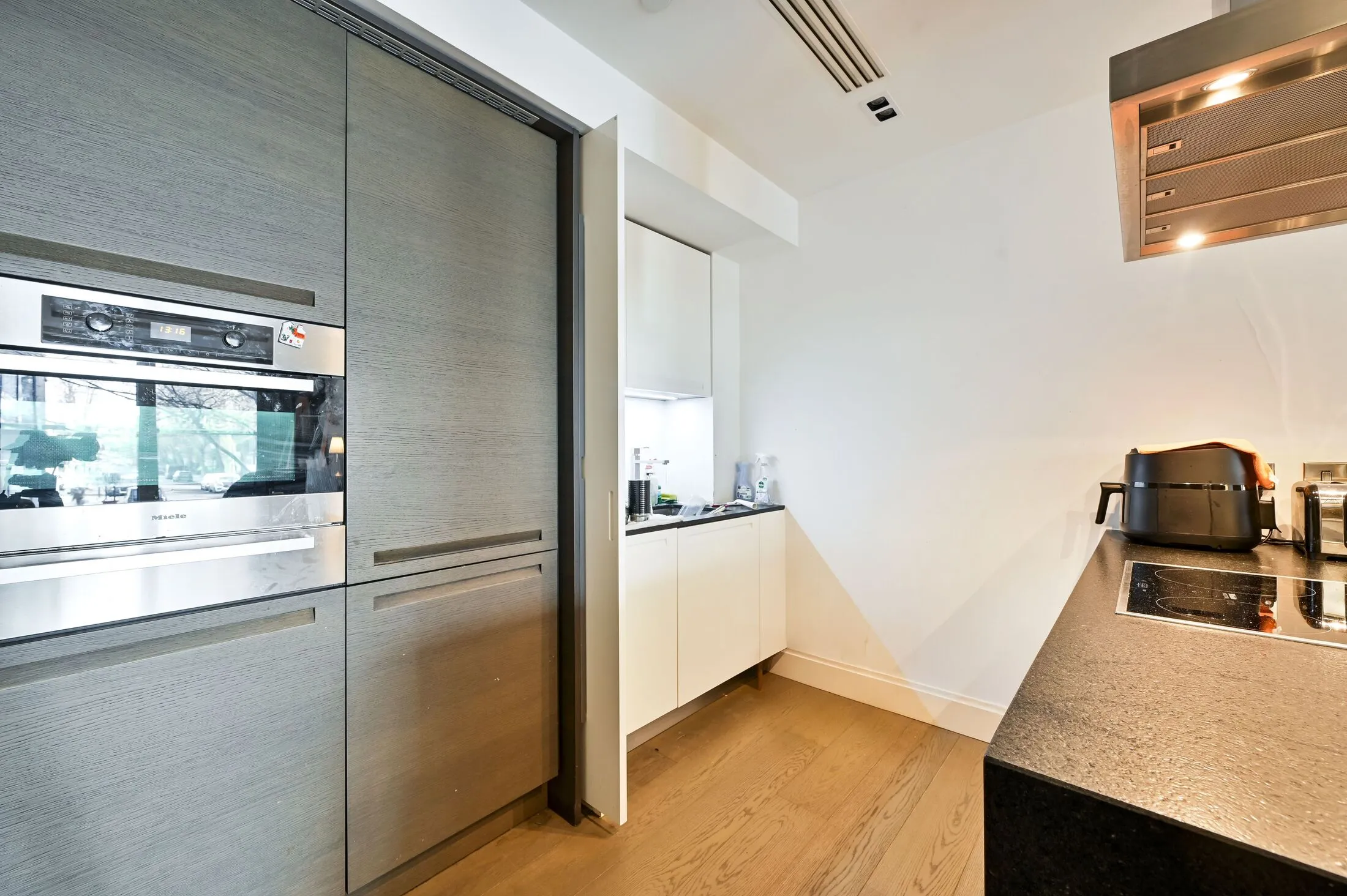 Flat Kensington High Street in Greater London