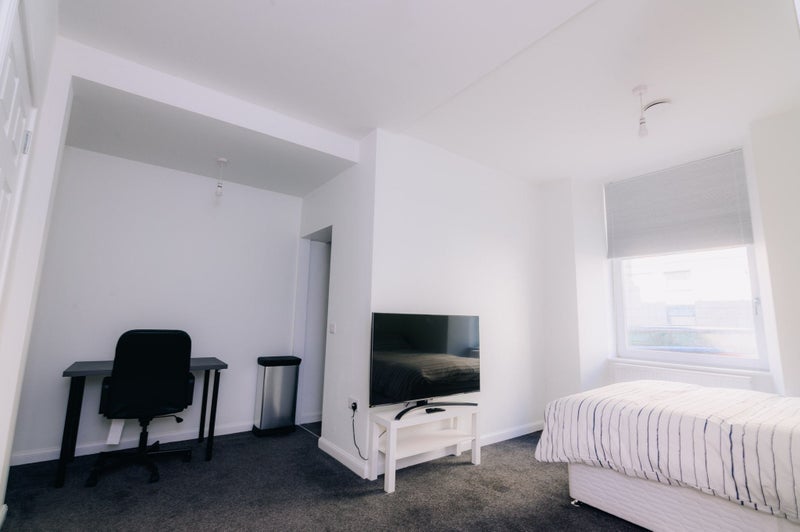 Room Murieston Crescent in City of Edinburgh