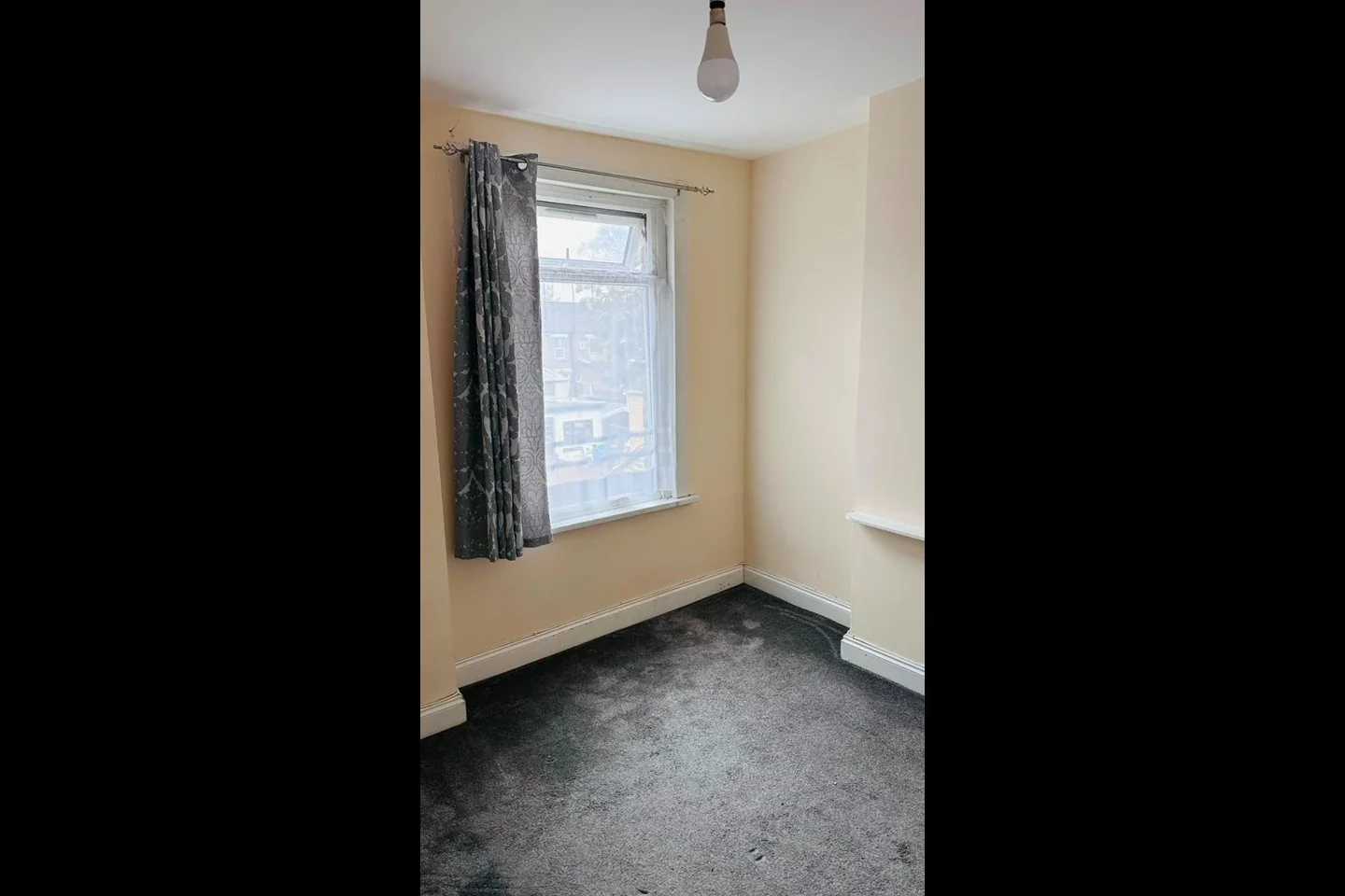Flat Hampton Road in Greater London