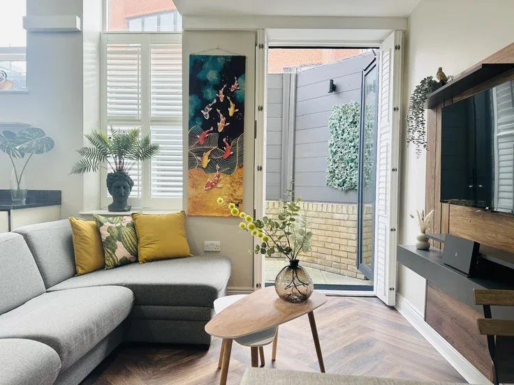 Flat Burston Road in Greater London