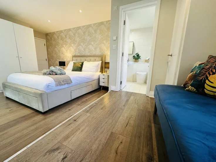 Flat Burston Road in Greater London